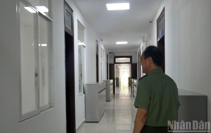 Hành lang phòng học có cả tủ đựng đồ cá nhân của học sinh.(Ảnh: LÊ ĐÌNH THÌN)