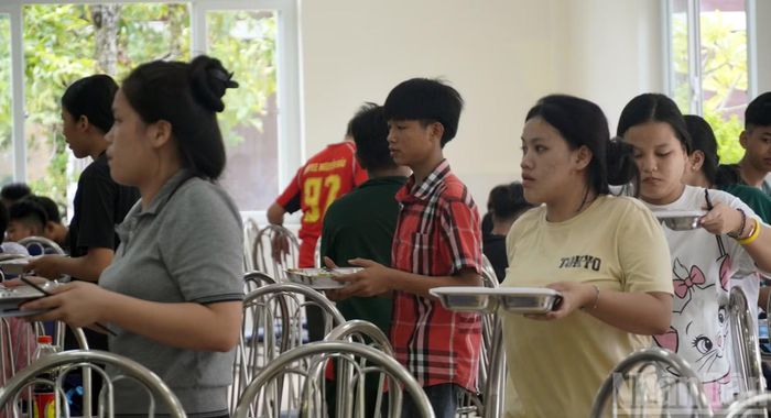 Sau khi ăn trưa xong, học sinh bê khay thức ăn đi cất, dọn. (Ảnh: LÊ ĐÌNH THÌN)