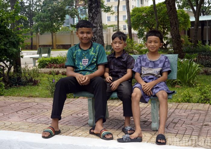 Ba em học sinh đồng bào dân tộc S'tiêng đến từ Bình Phước (cũ) vừa nhập học Trường Văn hóa Công an nhân dân V. (Ảnh: LÊ ĐÌNH THÌN)