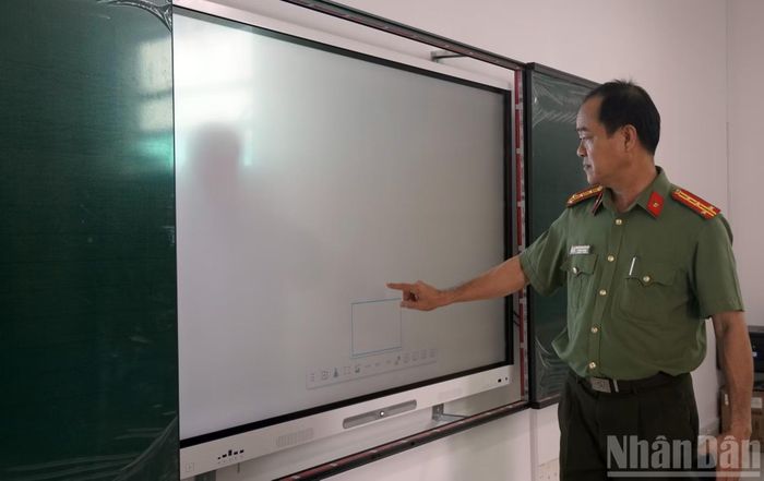 Màn hình cảm ứng dùng trong giảng dạy của nhà trường. (Ảnh: LÊ ĐÌNH THÌN)