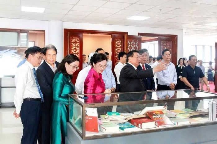 Giáo sư, Tiến sĩ Nguyễn Xuân Thắng, nguyên Ủy viên Bộ Chính trị khóa XIII, nguyên Giám đốc Học viện Chính trị Quốc gia Hồ Chí Minh, Chủ tịch Hội đồng Lý luận Trung ương cùng các Lãnh đạo Viện Hàn lâm Khoa học xã hội Việt Nam tham quan "Không gian văn hóa Hồ Chí Minh".