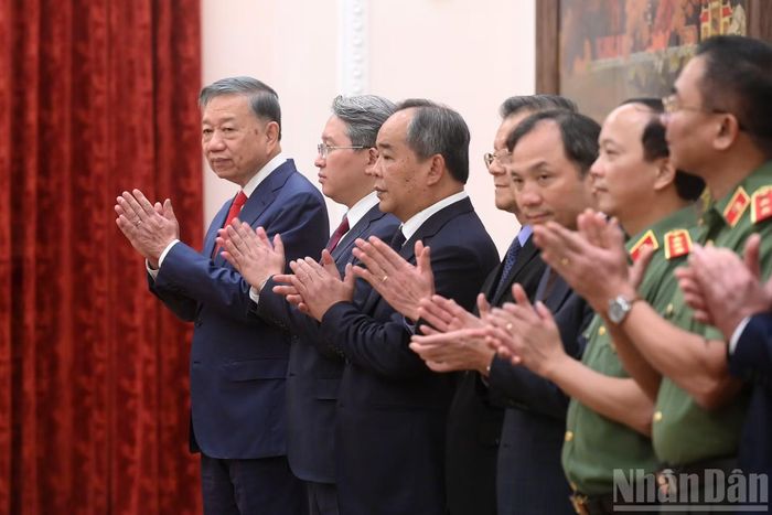 Tổng Bí thư, Chủ tịch nước Tô Lâm và các đại biểu dự Lễ Công bố Quyết định thăng quân hàm Thượng tướng cho đồng chí Lê Quang Đạo.