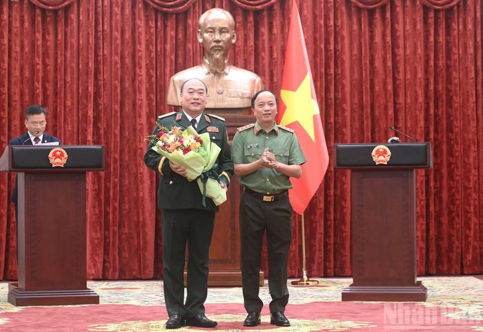Thượng tướng Đặng Hồng Đức, Ủy viên Trung ương Đảng, Ủy viên Ban Thường vụ Đảng ủy Công an Trung ương, Thứ trưởng Công an tặng hoa chúc mừng Thượng tướng Lê Quang Đạo.
