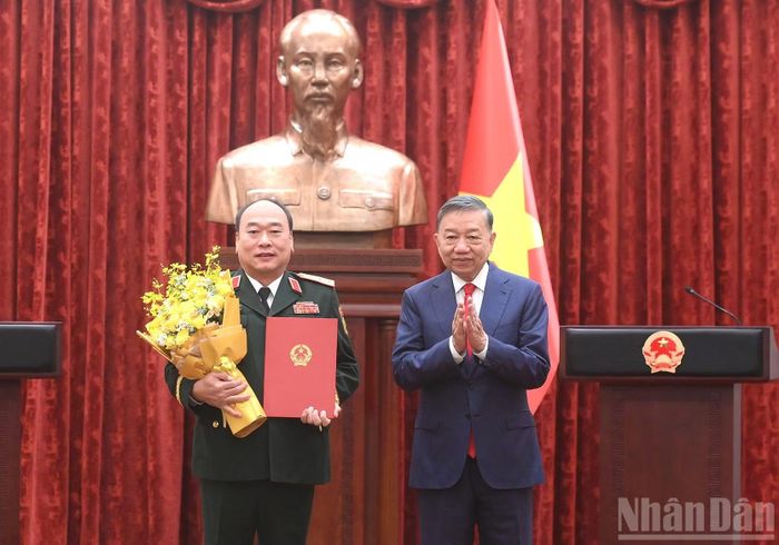 Tổng Bí thư, Chủ tịch nước Tô Lâm trao Quyết định thăng quân hàm Thượng tướng đối với đồng chí Lê Quang Đạo, Phó Tổng Tham mưu trưởng Quân đội nhân dân Việt Nam.