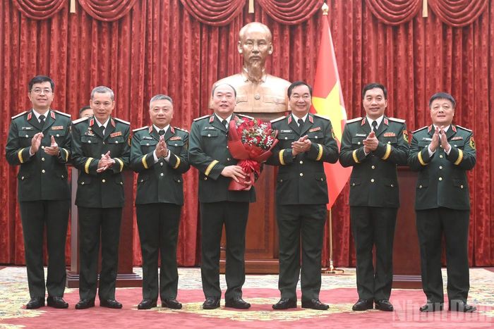 Các đại biểu tặng hoa chúc mừng Thượng tướng Lê Quang Đạo, Phó Tổng Tham mưu trưởng Quân đội nhân dân Việt Nam.