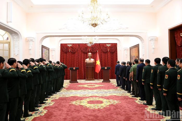 Tổng Bí thư, Chủ tịch nước Tô Lâm và các đại biểu thực hiện nghi lễ chào cờ.