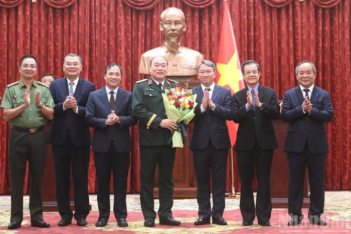 Các đồng chí lãnh đạo các cơ quan, đơn vị tặng hoa chúc mừng Thượng tướng Lê Quang Đạo.