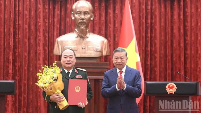 Tổng Bí thư, Chủ tịch nước Tô Lâm trao Quyết định thăng quân hàm Thượng tướng đối với đồng chí Lê Quang Đạo, Phó Tổng Tham mưu trưởng Quân đội nhân dân Việt Nam. (Ảnh: ĐĂNG KHOA)