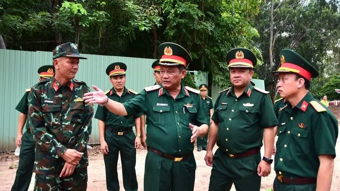 Thiếu tướng Trần Chí Tâm, Phó Chính ủy Quân khu 7, Trưởng Ban Chỉ đạo 515 Quân khu chỉ đạo công tác tìm kiếm, quy tập hài cốt liệt sĩ tại Công viên Lê Thị Riêng. (Ảnh: Bộ Tư lệnh Thành phố Hồ Chí Minh)