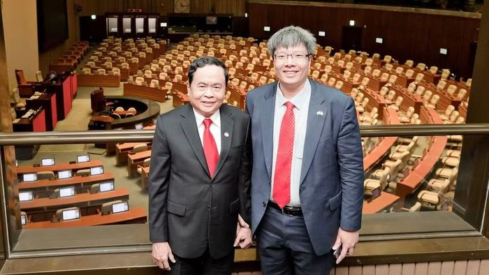 Tiến sĩ Trần Hải Linh và đồng chí Trần Thanh Mẫn, Chủ tịch Ủy ban Trung ương Mặt trận Tổ quốc Việt Nam trong chuyến thăm và làm việc tại Quốc hội Hàn Quốc năm 2019. (Ảnh: Tiến sĩ Trần Hải Linh cung cấp)