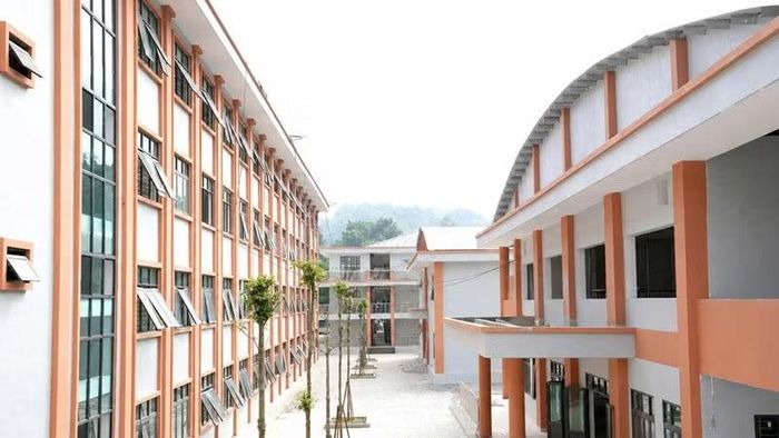 Ngôi trường mới tạo nên một không gian giáo dục hiện đại, mở ra điều kiện học tập, sinh hoạt tốt hơn cho con em đồng bào các dân tộc vùng biên. (Ảnh: HIỀN ANH)