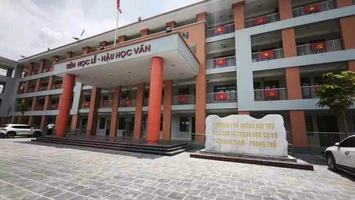 Khi tiếng trống khai trường vang lên giữa núi rừng Phong Thổ, ngôi trường mang tên Petrovietnam sẽ chính thức bước vào hành trình mới. (Ảnh: HIỀN ANH)