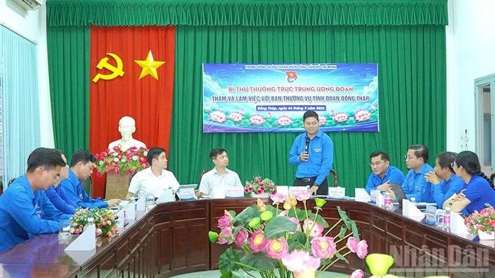 Bí thư Tỉnh đoàn Đồng Tháp Lê Hoàng Quyết phát biểu tại buổi làm việc. (Ảnh: HỮU NGHĨA)