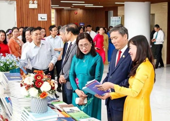 Lãnh đạo Viện Hàn lâm và các đại biểu tham quan không gian trưng bày "Địa lý nhân văn- Kiến tạo phát triển".