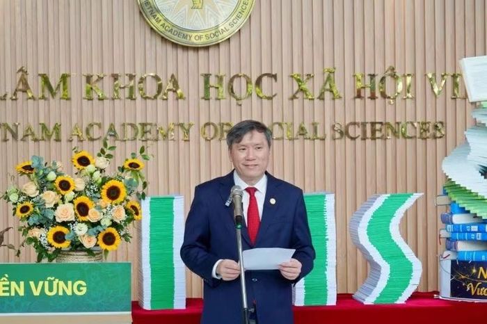 Giáo sư, Tiến sĩ Lê Văn Lợi, Ủy viên Trung ương Đảng, Chủ tịch Viện Hàn lâm Khoa học xã hội Việt Nam phát biểu tại buổi lễ.
