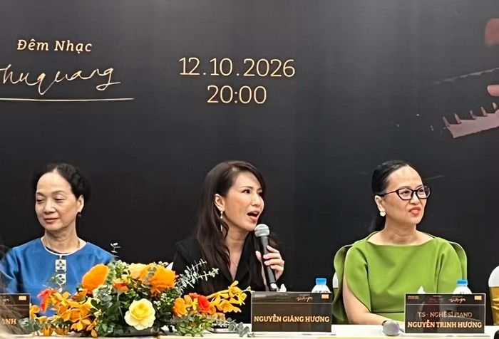 Hai con gái của nhạc sĩ Phú Quang: Nguyễn Trinh Hương, Nguyễn Giáng Hương và Nghệ sĩ Nhân dân Lê Khanh tại buổi gặp gỡ. (Ảnh: NTC)