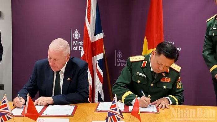 Hai Trưởng đoàn đã ký Biên bản Đối thoại Chính sách Quốc phòng Việt Nam-Liên hiệp Vương quốc Anh và Bắc Ireland lần thứ 6.