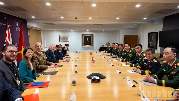 Thượng tướng Nguyễn Trường Thắng, Ngài Vernon Coaker, Quốc vụ khanh Bộ Quốc phòng Liên hiệp Vương quốc Anh và Bắc Ireland cùng các đại biểu tại cuộc đối thoại.