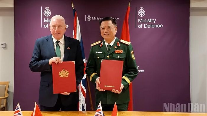 Hai Trưởng đoàn đã ký Biên bản Đối thoại Chính sách Quốc phòng Việt Nam-Liên hiệp Vương quốc Anh và Bắc Ireland lần thứ 6.