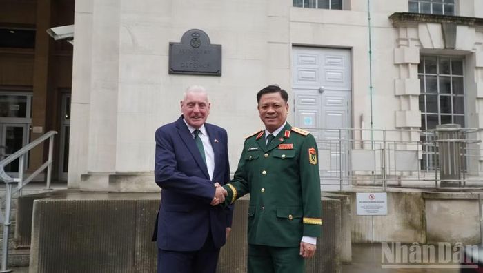Thượng tướng Nguyễn Trường Thắng và Ngài Vernon Coaker, Quốc vụ khanh Bộ Quốc phòng Liên hiệp Vương quốc Anh và Bắc Ireland.