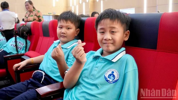 Em Nguyễn Công Tiến (bên phải), cháu nội ông Nguyễn Văn Bé Sáu cùng bạn tại lễ khai giảng "Lớp học vui vẻ".