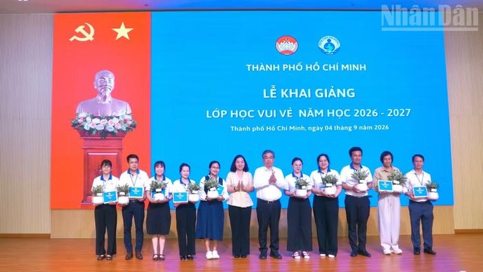 Đồng chí Nguyễn Phước Lộc, Ủy viên Trung ương Đảng, Phó Bí thư Thành ủy Thành phố Hồ Chí Minh, Chủ tịch Ủy ban Mặt trận Tổ quốc Việt Nam Thành phố trao quà các giáo viên "Lớp học vui vẻ".