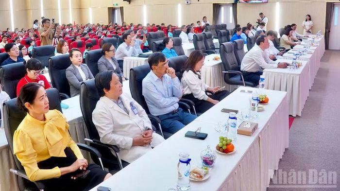 Đại biểu và các em bệnh nhi dự lễ khai giảng.