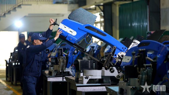 Công nhân Nhà máy Z125 kiểm tra các sản phẩm hàng kinh tế của Nhà máy. Ảnh: HÒA VINH 