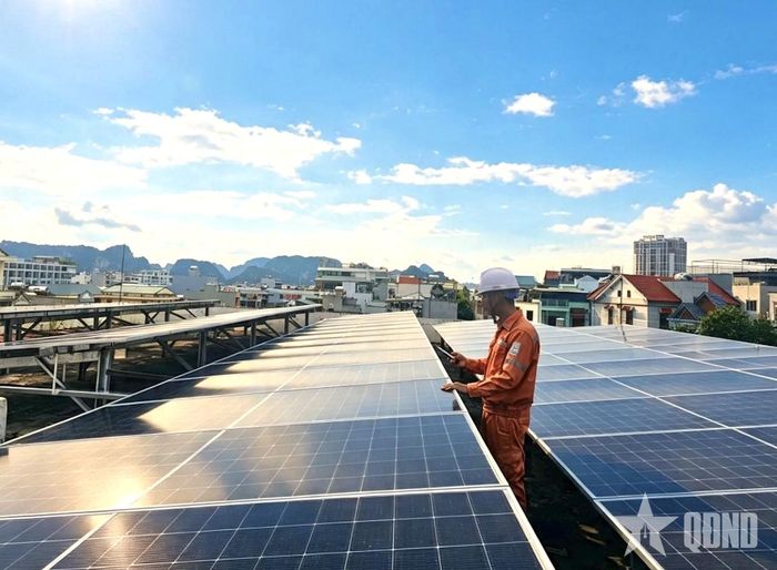 Nhân viên kiểm tra tấm pin điện mặt trời mái nhà tại trụ sở Công ty Điện lực Quảng Ninh. Ảnh: XUÂN ANH