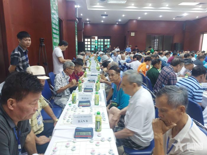  Người cao tuổi thi đấu tại Giải cờ tướng trung, cao tuổi toàn quốc năm 2025. Ảnh: THÁI THÀNH  