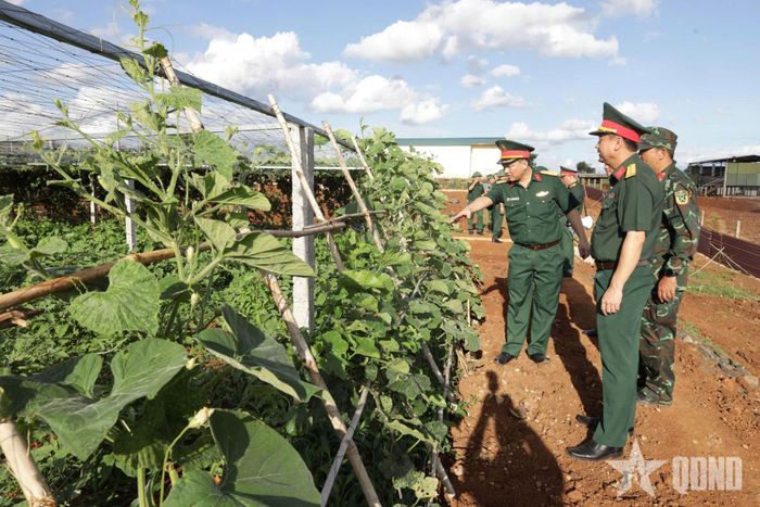  Thủ trưởng Bộ CHQS tỉnh Đắk Lắk kiểm tra công tác chuẩn bị diễn tập và công tác bảo đảm hậu cần tại các thao trường thực binh.