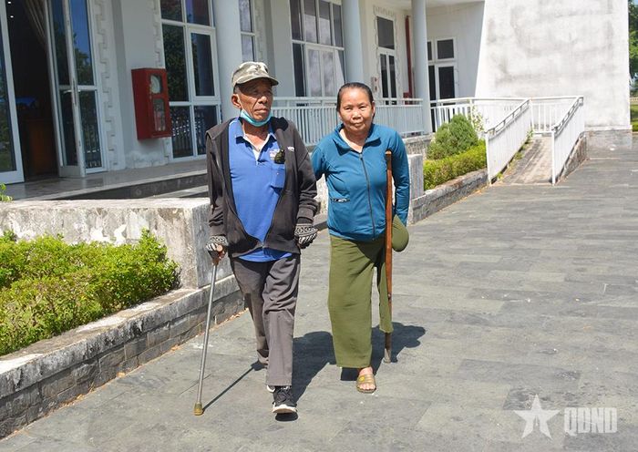 Chiếc nạng là người bạn đồng hành với vợ chồng ông bà Tới - Nguyệt. Ảnh: NGỌC MINH