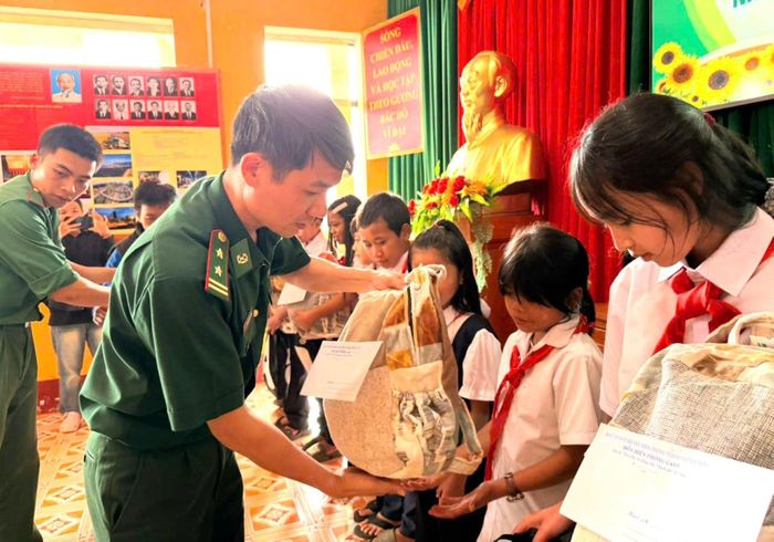  Cán bộ, chỉ huy Đồn Biên phòng Ga Ry (Ban chỉ huy Bộ đội Biên phòng TP Đà Nẵng) thăm hỏi, động viên, trao quà tặng học sinh trên địa bàn xã Hùng Sơn. 