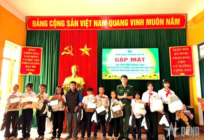 Niềm vui của học sinh khi được nhận quà tặng.  