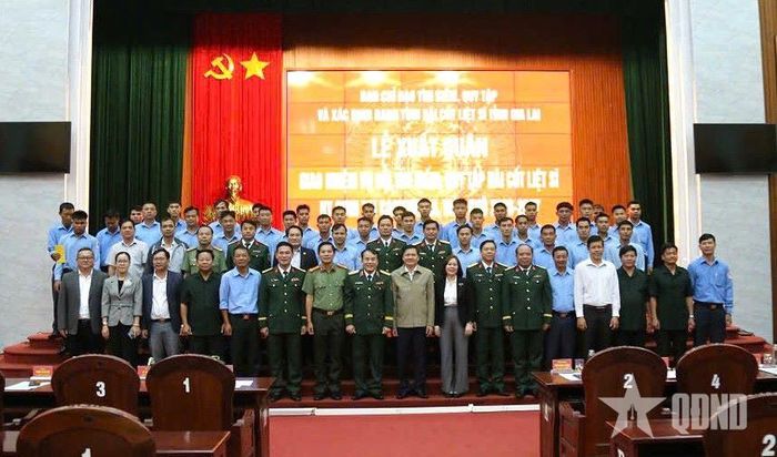  Các đại biểu và Đội K52 tại buổi lễ xuất quân. 