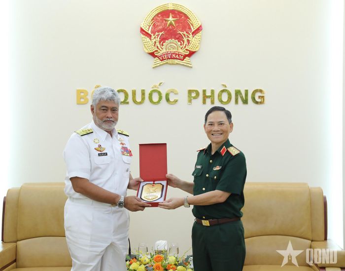 Thượng tướng Phạm Trường Sơn trao quà lưu niệm tặng Đô đốc Datuk Zulhelmy Ithnain.