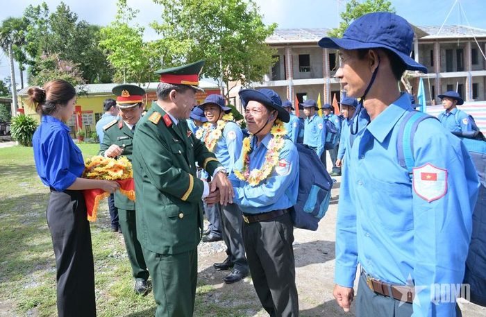 Đại tá Nguyễn Đình Khang, Phó chủ nhiệm Hậu cần-Kỹ thuật Quân khu 9, động viên cán bộ, chiến sĩ, nhân viên Đội K90 lên đường thực hiện nhiệm vụ.  