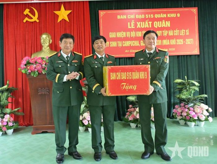 Đại tá Nguyễn Thúc Linh, Phó chủ nhiệm Chính trị Quân khu 9 tặng quà động viên Đội K90.  