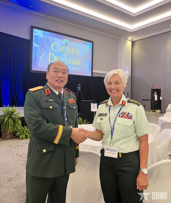 Trung tướng Lê Quang Đạo gặp song phương Đại tướng Jennie Carignan, Tham mưu trưởng Quốc phòng Canada.