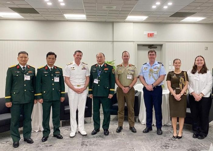 Trung tướng Lê Quang Đạo, Đô đốc Mark Hammond (thứ ba, từ trái sang) cùng thành viên hai đoàn Việt Nam và Australia. 