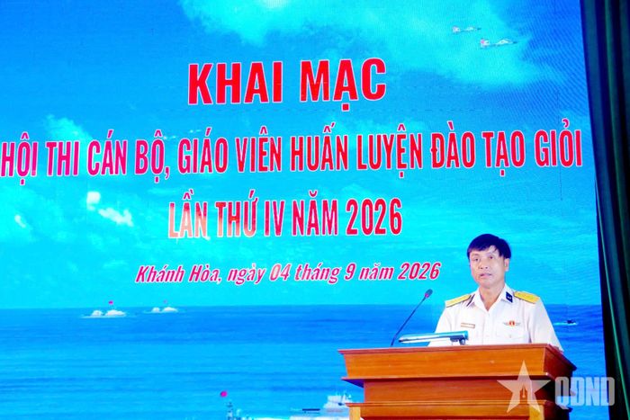 Đại tá Vũ Văn Hiền, Chỉ huy trưởng Trung tâm Huấn luyện Vùng 4 Hải quân, phát biểu khai mạc hội thi.