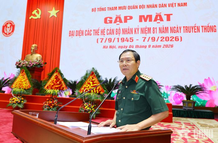 Đại tướng Nguyễn Tân Cương phát biểu tại buổi gặp mặt. 
