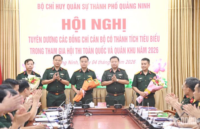  Đại tá Lê Trọng Hòa, Ủy viên Ban Thường vụ Thành ủy, Chỉ huy trưởng Bộ CHQS thành phố Quảng Ninh và Đại tá Hoàng Văn Thuyết, Thành ủy viên, Phó bí thư Thường trực Đảng ủy, Chính ủy Bộ CHQS thành phố tuyên dương các cá nhân có thành tích xuất sắc tại hội nghị.  