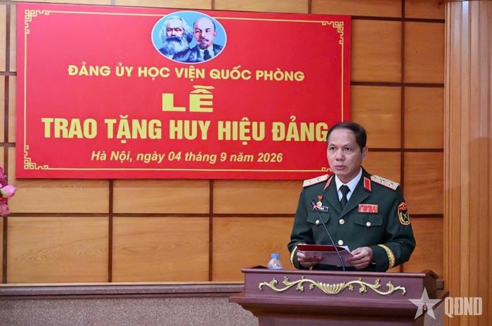 Trung tướng Lê Văn Hải, Ủy viên Ban Thường vụ Đảng ủy, Phó chính ủy Học viện Quốc phòng thay mặt các đồng chí nhận Huy hiệu 35 năm tuổi Đảng phát biểu tại buổi lễ. 