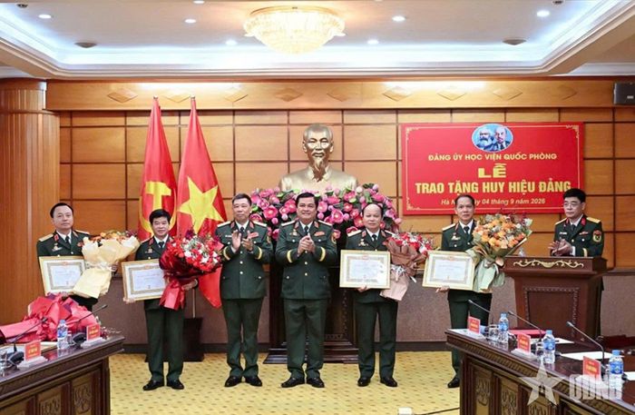  Thường vụ Đảng ủy, Ban Giám đốc Học viện Quốc phòng trao Huy hiệu 35 năm tuổi Đảng tặng các đồng chí đảng viên thuộc Đảng bộ Học viện. 