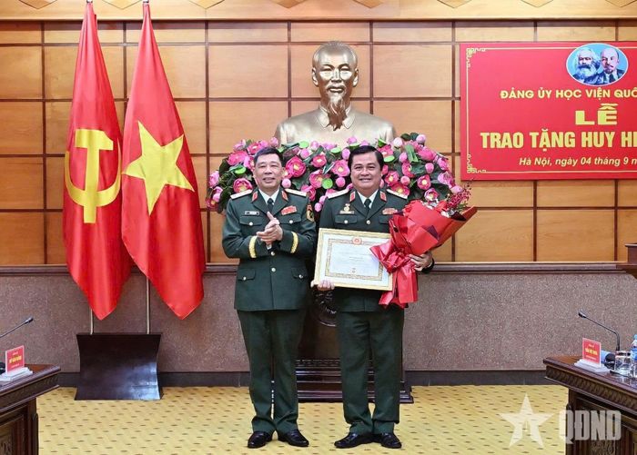  Thượng tướng Trần Việt Khoa, Ủy viên Trung ương Đảng, Giám đốc Học viện Quốc phòng trao Huy hiệu 35 năm tuổi Đảng tặng Thượng tướng Đỗ Văn Bảnh, Bí thư Đảng ủy, Chính ủy Học viện Quốc phòng. 