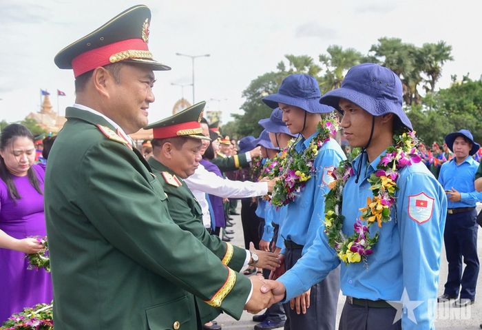 Thủ trưởng Bộ tư lệnh Quân khu 7 động viên cán bộ, chiến sĩ các đội K lên đường thực hiện nhiệm vụ tại Cửa khẩu quốc tế Bình Hiệp. 