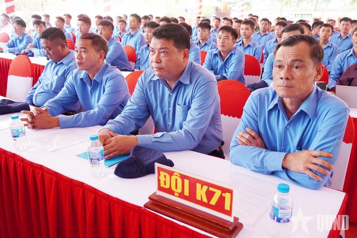 Cán bộ, chiến sĩ các đội K tham dự buổi lễ. 