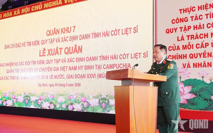 Thiếu tướng Trần Chí Tâm, Phó chính ủy Quân khu 7 phát biểu giao nhiệm vụ, động viên các đội K.