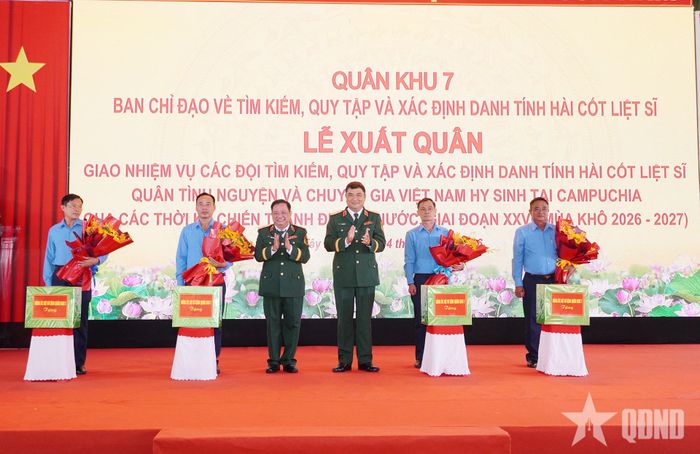 Thủ trưởng Bộ tư lệnh Quân khu 7 trao quà động viên các đội K. 